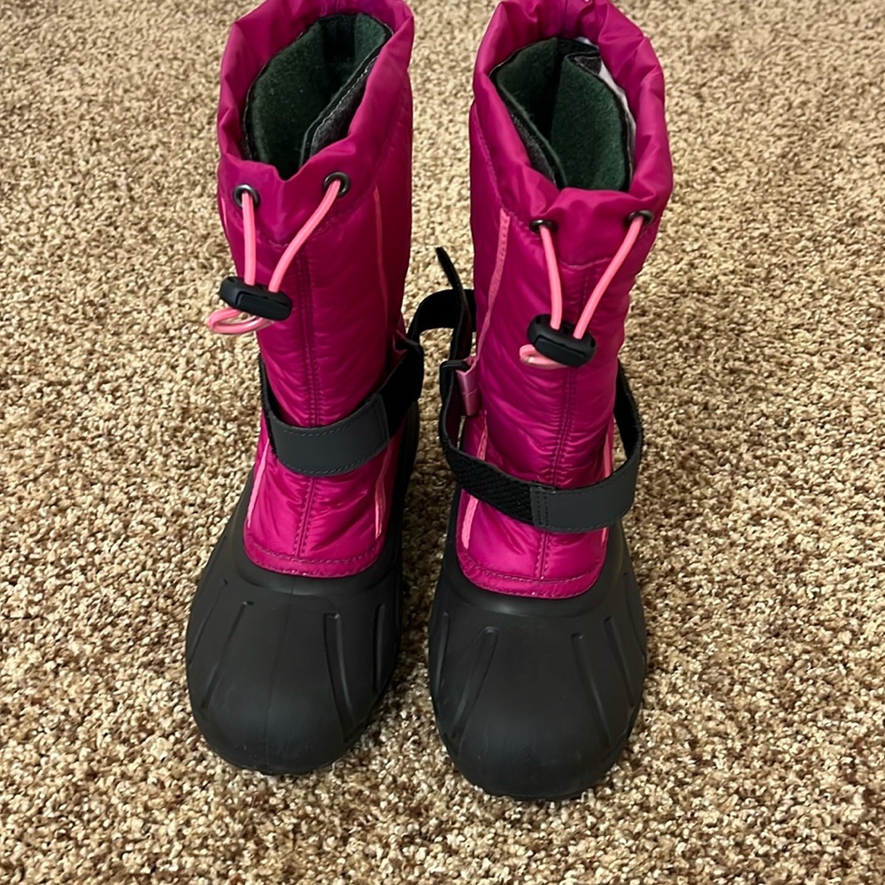 Girls size 3 Sorel magenta/pink & black snow boots, with liner. Never worn